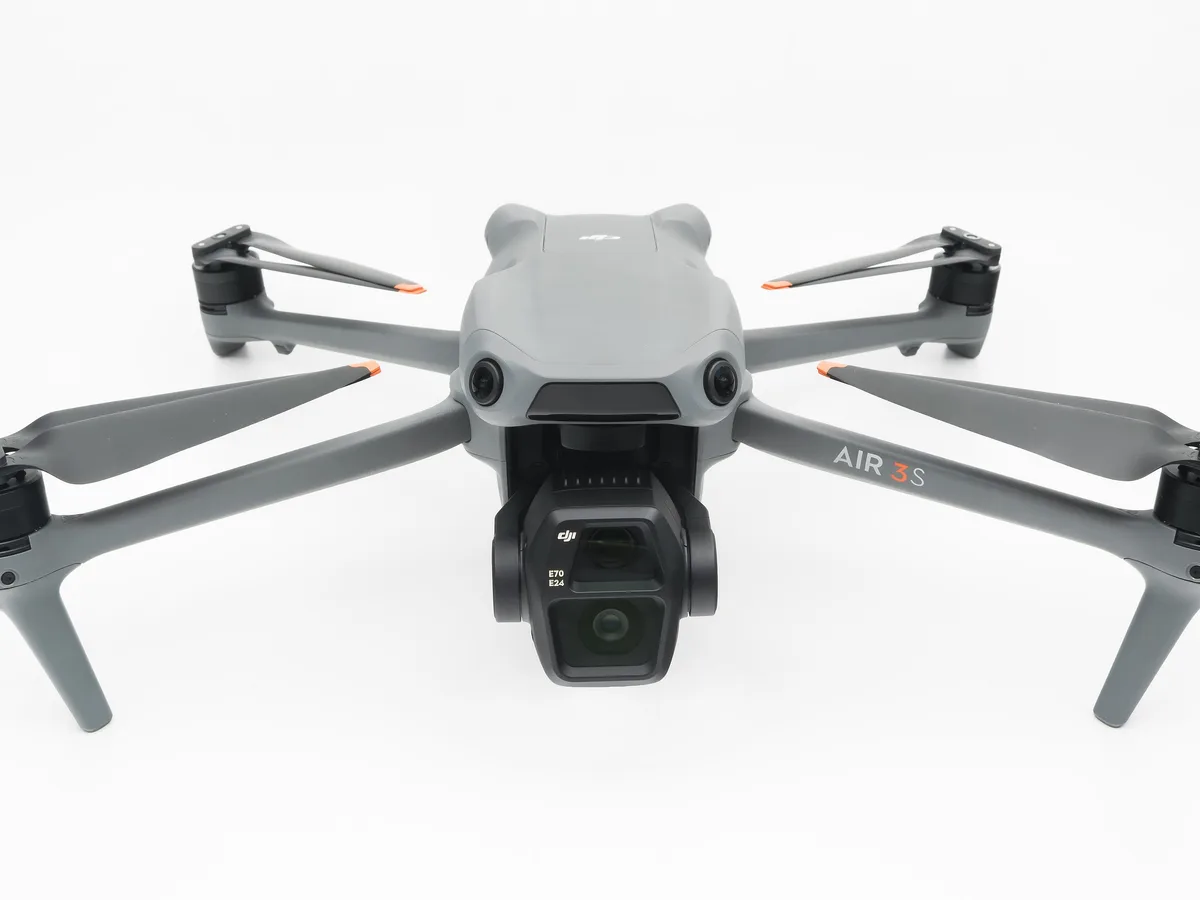 Dron DJI Air 3S widziany od przodu, z gimbalem i podwójną kamerą